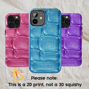 Può includere: Tre custodie per telefono rosa, blu e viola, ciascuna con un design a forma di mattone e la scritta "NEE DOH". Le custodie hanno una finitura lucida e sono progettate per uno smartphone. L'immagine include un avvertimento che si tratta di una stampa 2D, non di un giocattolo 3D.
