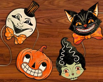 Puede incluir: Decoraciones vintage de Halloween. La imagen muestra una luna sonriente con sombrero de copa, un gato negro, una calabaza y un monstruo de Frankenstein. Cada personaje tiene una pajarita naranja y está conectado por una cuerda. El fondo es de vetas de madera.