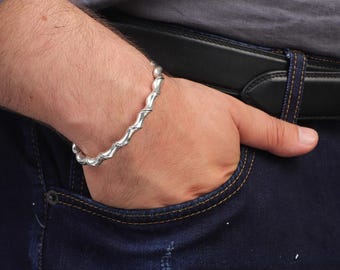 Pulsera tipo brazalete de espinas de plata de ley hecha a mano: diseño vintage grabado a mano.