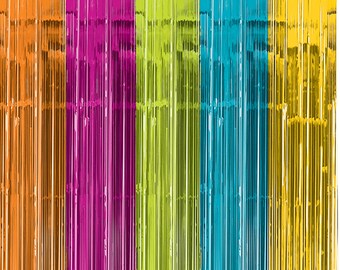 Könnte beinhalten: Ein Satz von fünf metallischen Folienfransenvorhängen in Orange, Pink, Grün, Blau und Gelb. Die Vorhänge bestehen aus dünnen Folienstreifen, die von einer horizontalen Stange herabhängen.