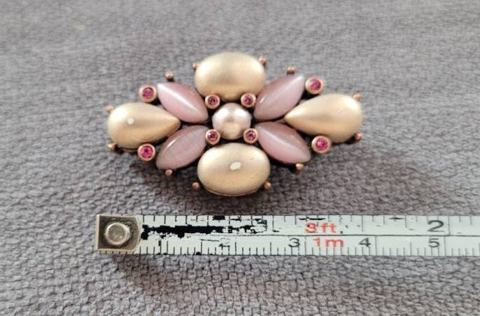 Broche Vintage Monet - Ornée D'une Perle Sur Métal Doré - Style Classique Et Élégant - En Excellent état - Bijou D'Occasion