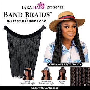 Pode incluir: Uma extensão de cabelo trançado preto com uma faixa de veludo, rotulada JARA HAIR BAND BRAIDS. A imagem mostra uma pessoa usando as tranças sob um chapéu bege com uma faixa vermelha e azul, ao lado de ilustrações de estilos de faixa, chapéu bucket e gorro.