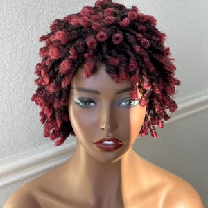 kurze Kunstlocken, burgunderrote Kunstlocken, Synthetische Afro Twist geflochtene Perücke, schwarze Kunsthaarperücke, kurze Dreadlocks, schwarzes Kunsthaar