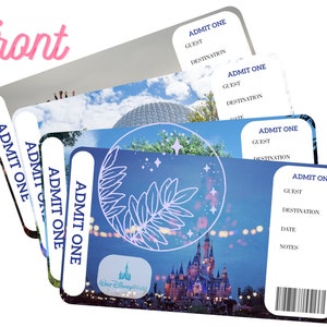 Puede incluir: Una pila de boletos de admisión azules y blancos con el texto "ADMIT ONE" y "Walt Disney World" impresos en ellos. Los boletos tienen un fondo azul con un contorno blanco de un castillo y un diseño floral.