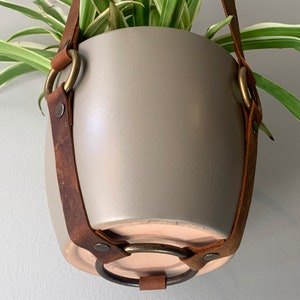 Leder Pflanzenaufhänger für drinnen - 2 Stück Hängepflanzenhalter für schwarzes Wohndekor - Handgemacht - Minimalistisch und modern