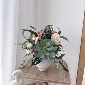 Flower arrangement in a bowl in rose, white & green - Bouquet of eucalyptus, succulents - Artificial flowers by Lieblingskrams