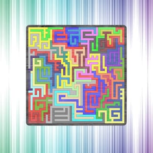 Może przedstawiać: Kolorowy labirynt z drewnianą ramą. Labirynt składa się z różnych kolorów, w tym czerwonego, niebieskiego, zielonego, żółtego i pomarańczowego.