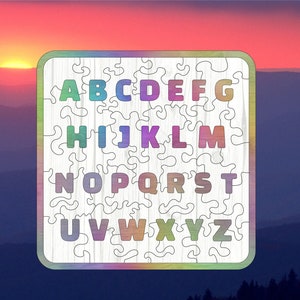 Pode incluir: Quebra-cabeça de alfabeto de madeira com letras coloridas de A a Z. As peças do quebra-cabeça são dispostas em um quadrado, com uma borda colorida do arco-íris. O fundo mostra um pôr do sol sobre as montanhas.