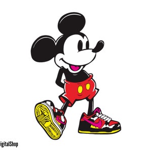 Peut inclure: Une illustration de dessin anim&eacute; de Mickey Mouse portant un short rouge et des baskets noires et jaunes. Mickey sourit et a les mains sur les hanches.