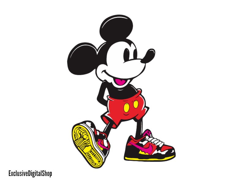 Peut inclure: Une illustration de dessin anim&eacute; de Mickey Mouse portant un short rouge et des baskets noires et jaunes. Mickey sourit et a les mains sur les hanches.