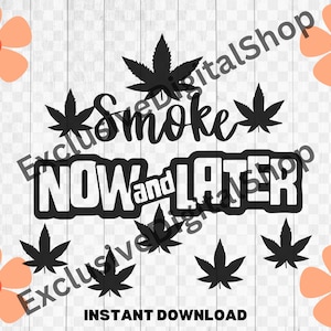 Può includere: Grafica in bianco e nero con il testo "Smoke Now and Later" circondato da illustrazioni di foglie di marijuana. Il design è su sfondo bianco con fiori rosa negli angoli.