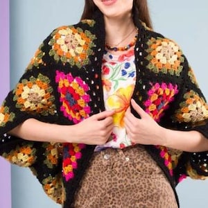 Peut inclure: Un châle en crochet noir avec des carrés granny colorés aux tons orange, jaune, rose et bleu. Le châle est porté sur un haut à imprimé floral et une jupe léopard. Le design du châle est de style classique et fait à la main.