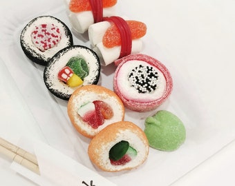 Bandeja de sushi dulce de chuches y gominolas estilo take away - Tray of sweet sushi made of candies in take away style