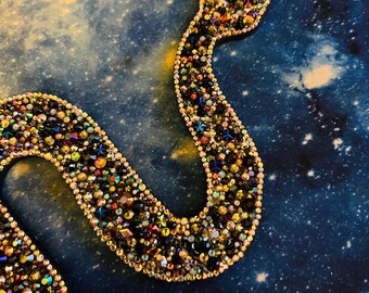 Prydnadsfull väggkonst med fräck orm och gnistrande kristaller och strass av hög kvalitet. Unik och sällsynt iögonfallande heminredning.