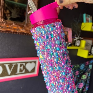 Unicorn Vibes-beker/waterfles verfraaid met prachtige edelstenen, strassteentjes, matte en iriserende parels