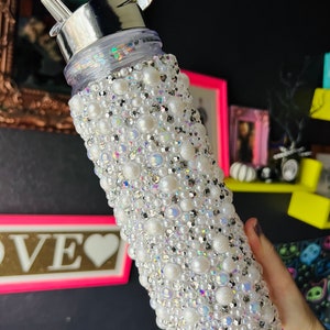 ICE Bling Sparkles タンブラー/ウォーターボトルは、美しいラインストーン、マット仕上げと虹色のパール、そして絶妙な AB クリスタルで装飾されています。