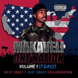 Puede incluir: Una portada de álbum en blanco y negro con una bandera estadounidense roja, blanca y azul de fondo. El título del álbum es "MAKAVELI ONE NATION VOLUME 1 (7 DAYZ)" con el texto "WEST COAST / EAST COAST COLLABORATION" en la parte inferior. Un hombre con una chaqueta de camuflaje y un pañuelo negro está en el centro de la imagen.