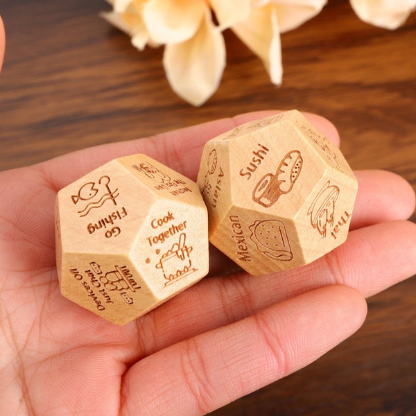 Dés de plats à emporter. Graver des dés de décision en bois pour un film, des cadeaux pour la Saint-Valentin, activités avec rendez-vous nocturnes. Cadeau pour couple. Logo du décideur alimentaire