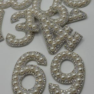 1 parche de números grandes con perlas y diamantes de imitación degradados de 5,3 cm de alto, para planchar y pegar.