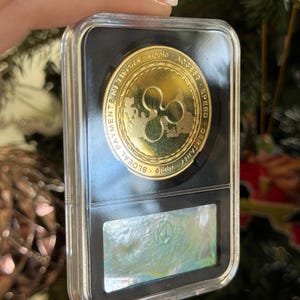 Moneda física XRP de color dorado en estuche protector rectangular Moneda personalizada de edición limitada hecha a mano, moneda criptográfica hecha a mano en estuche