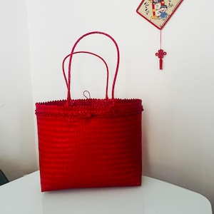 Red Handwoven Plastic Tote Bag: Versatile Picnic Beach Shopping Bag