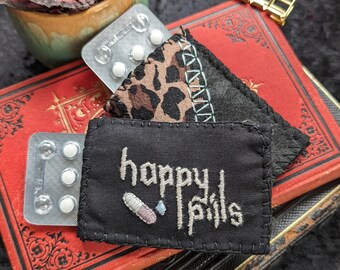 Bolsa de blister de tableta pequeña Happy Pills bolsa de caja de píldora grunge con patrón de leopardo bordado de corazón cuidado personal de la salud bordado cosido a mano