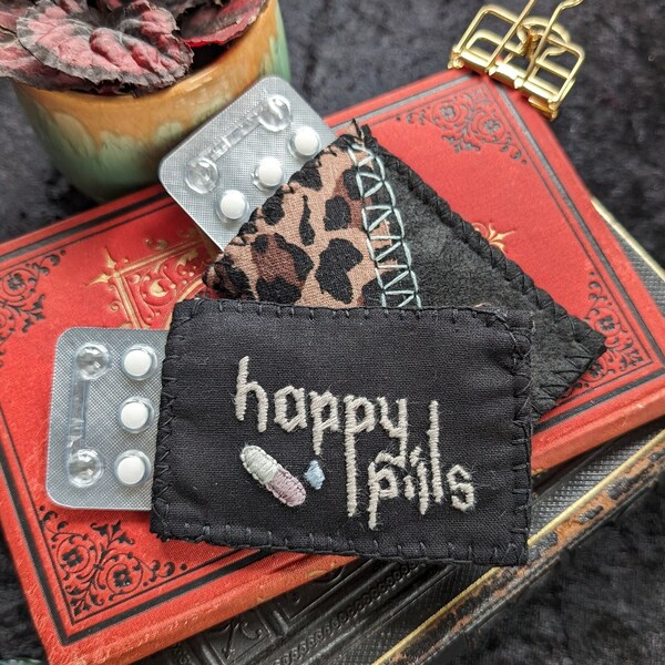 Kleine Tabletten Blister Tasche Happy Pills grunge pill case Täschchen mit Leomuster Herzstickerei Healthcare Selfcare handgenäht Stickerei