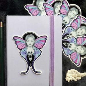 Mélancolique Elfe Fée Fée Triste Papillon Spirituel Yeux Roses Goa Forêt Créature Rêveuse Fragile Fille Transparent Vinyle Autocollant