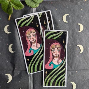 sognante ~ ritratto di ragazza ~ mare di stelle ~ adesivo premium Die-Cut ~ surrealismo ~ oscurità in fiore per ragazze ~ voglia di viaggiare ~ sognare ~ infinito