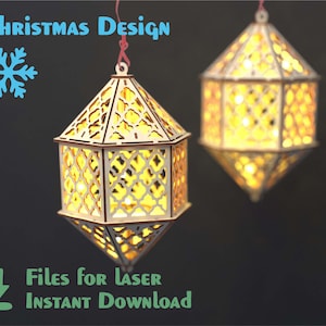 Op de afbeelding: Twee houten kerstlantarens met ingewikkelde ontwerpen en een warme gloed. De lantarens hangen aan een touwtje en hebben een sneeuwvlokontwerp op de achtergrond. De tekst "Christmas Design" en "Files for Laser Instant Download" is ook zichtbaar.