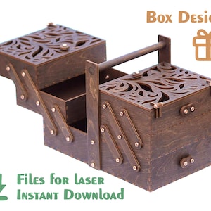 Op de afbeelding: Een houten doos met een scharnierend deksel en een handvat. De doos heeft een decoratief ontwerp op het deksel en de zijkanten. De doos is gemaakt van donkerbruin hout en heeft een verweerde afwerking. De doos is open en heeft drie compartimenten binnenin. De doos is gelabeld met "Box Design" en "Files for Laser Instant Download".