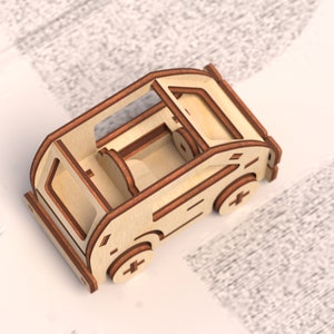 K&ouml;nnte beinhalten: Ein h&ouml;lzernes Spielzeugauto mit detailliertem Innenraum und offenen Fenstern. Das Auto ist aus hellem braunem Holz mit dunkleren braunen Akzenten gefertigt. Das Auto hat vier R&auml;der und ein schlichtes Design.