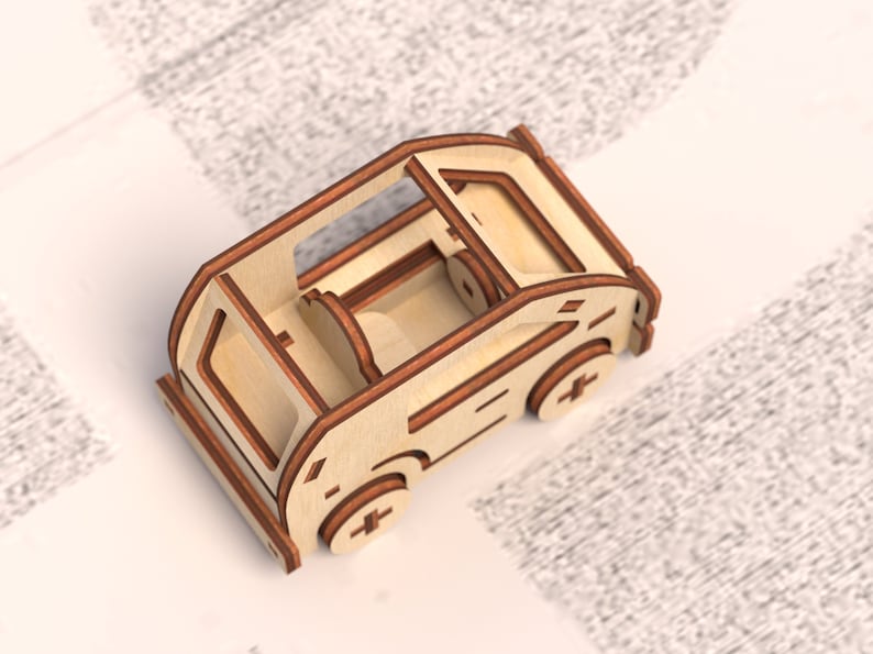 K&ouml;nnte beinhalten: Ein h&ouml;lzernes Spielzeugauto mit detailliertem Innenraum und offenen Fenstern. Das Auto ist aus hellem braunem Holz mit dunkleren braunen Akzenten gefertigt. Das Auto hat vier R&auml;der und ein schlichtes Design.