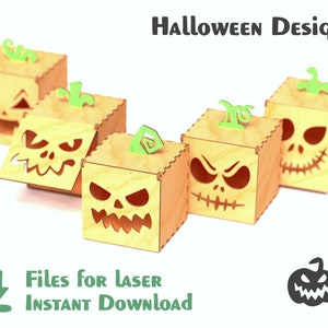 Pode incluir: Quatro caixas de madeira em forma de abóbora com diferentes faces de abóbora esculpidas. As caixas estão dispostas em fila e têm um caule verde no topo. O texto "Halloween Design" está no topo da imagem. O texto "Files for Laser Instant Download" está na parte inferior da imagem. Também há uma silhueta preta de uma abóbora na parte inferior da imagem.