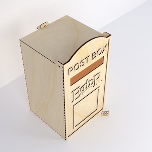 K&ouml;nnte beinhalten: Ein h&ouml;lzerner Briefkasten mit einem Schlitz f&uuml;r die Post und den Worten "POST BOX" und "Editor" auf der Vorderseite.
