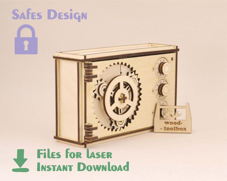 Op de afbeelding: Een houten model van een kluis met een tandwielmechanisme en combinatiedraaiknoppen. Er is ook een kleine houten gereedschapskist aanwezig. De afbeelding bevat de tekst "SAFES DESIGN" en "Files for Laser Instant Download".
