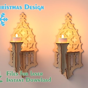 Op de afbeelding: Twee houten wandlampen met ingewikkelde ontwerpen, elk met een kaars. De lampen zijn gemaakt van lichtbruin hout en hebben een gotische stijl. De tekst "Christmas Design" staat bovenaan de afbeelding.
