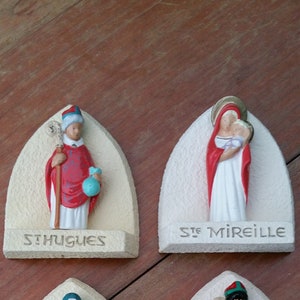 Vintage emaillierte religiöse Keramikstatue auf Sockel – Schutzpatron – alte religiöse Statue – religiöses Motiv – alt