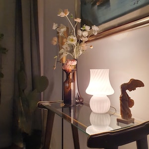 Murano glass swirl mushroom table lamp 1980s vintage Murano glass bedside lamp MCM Mid-century modern Nordic design White glass bedside lamp
