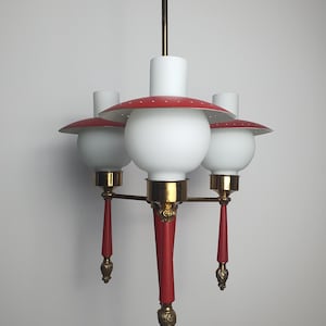 3 armen rode vintage Italiaanse koperen kroonluchter uit de jaren 1950 met melkwitte diffusers
