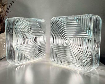 Conjunto de 2 apliques de parede quadrados em estilo brutalista MCM (meados do século XX) em vidro transparente estampado.