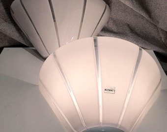 Par de apliques de pared de cristal de Murano con etiqueta y rayas blancas / lámparas cónicas