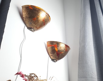 Par de apliques de pared italianos de cristal de mediados de siglo, pintados en bronce y con forma de media copa.