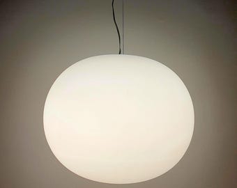 Große satinierte Glaskugel Pendelleuchte im Stil von Floss Glo-Ball / minimalistische Lampe