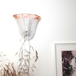 Due P. Vintage floral wall sconce in frosted clear and pink Murano glass | Venice glass light fixture | retro home decor luxurious lighting