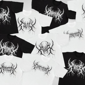 以下が含まれることがあります： 白と黒のTシャツのコレクション。各シャツの前面には、ユニークで様式化された白いグラフィックデザインが施されています。デザインは、鋭い線と滴る効果を備えた、ゴシックまたはメタルの美学を持っています。シャツは明るい背景に配置されています。