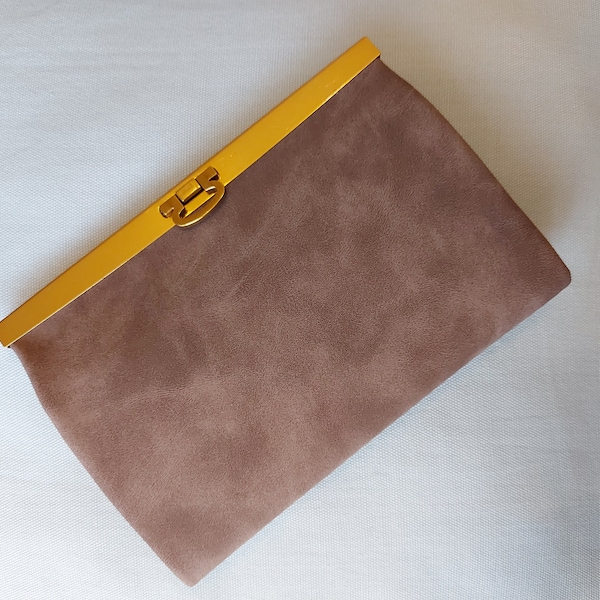 Portefeuille en faux cuir (nubuck) intérieur en coton,  fermoir en métal finition dorée