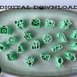 Könnte beinhalten: Ein Set mit 17 grünen Weihnachts-Ausstechformen aus Kunststoff, darunter ein Strumpf, ein Rentier, eine Schneeflocke, eine Glocke, ein Geschenk, ein Zuckerstange, ein Stern, ein Baum, ein Lebkuchenmann, eine Schleife, ein Brief, ein Schneemann, ein Stiefel, ein Weinglas, ein Kranz, eine Weihnachtsmütze und eine Tasche. Die Ausstechformen sind auf einem weißen Teller angeordnet. ~DIGITALER DOWNLOAD~