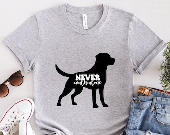 Labrador shirt, loop nooit alleen, labrador hond cadeau, labrador moeder, labrador hondenliefhebber, labrador hond moeder, labrador minnaar cadeau, DG513LABW01