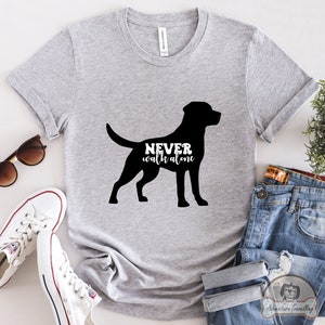 Camisa Labrador, Nunca camine solo, Regalo de perro Labrador, Mamá Labrador, Amante del perro Labrador, Mamá perro Labrador, Regalo amante de Labrador, DG513LABW01